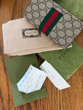 NEW Gucci Bifold Slim Wallet with receipt and box/bag